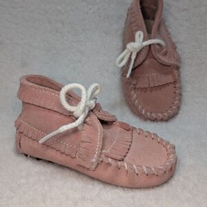 Minnetonka Toddler Size 3 Soft Pink Moccasins Fringe Suede Lace Tie